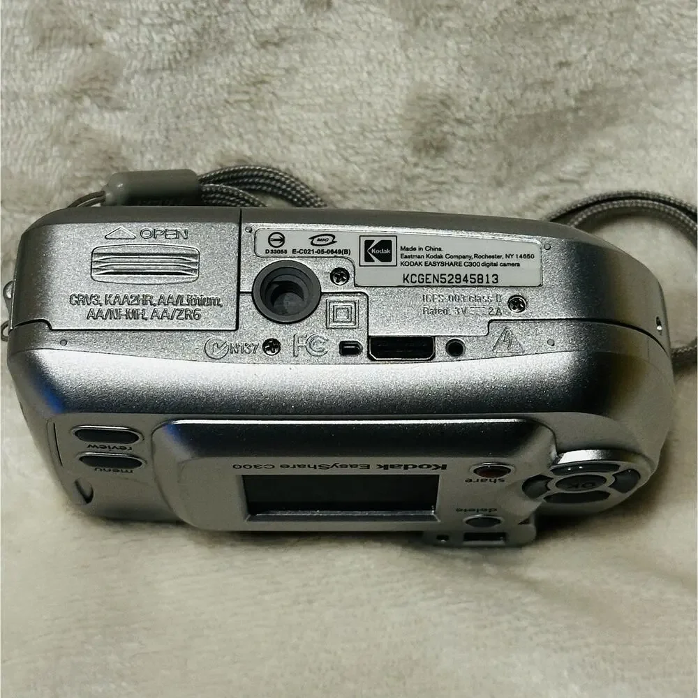Kodak EasyShare C300 3.2MP Compact Digital Camera Silver Tested and Works Travel